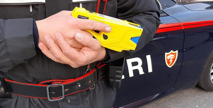 Bologna, nordafricano aggredisce i passanti con delle forbici. Accuse ai Carabinieri che lo bloccano con il taser