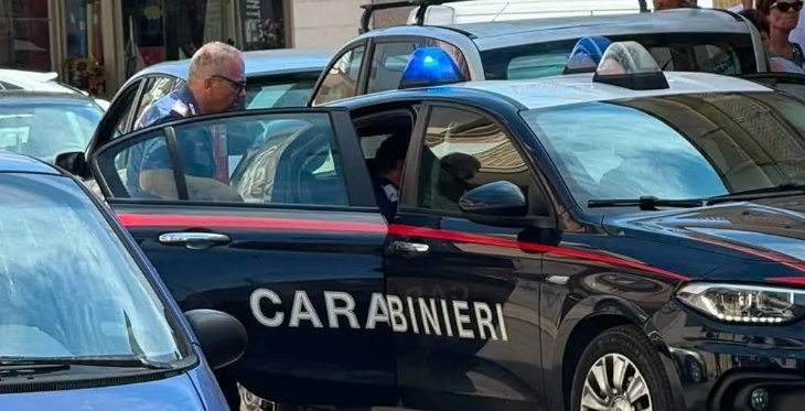 Un gesto contro un’auto di servizio è un gesto contro lo Stato