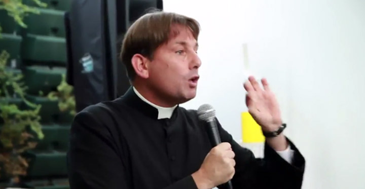 Agguato a Don Antonio Coluccia, il sacerdote che predica la legalità nelle periferie di Roma. La vicinanza del SIC