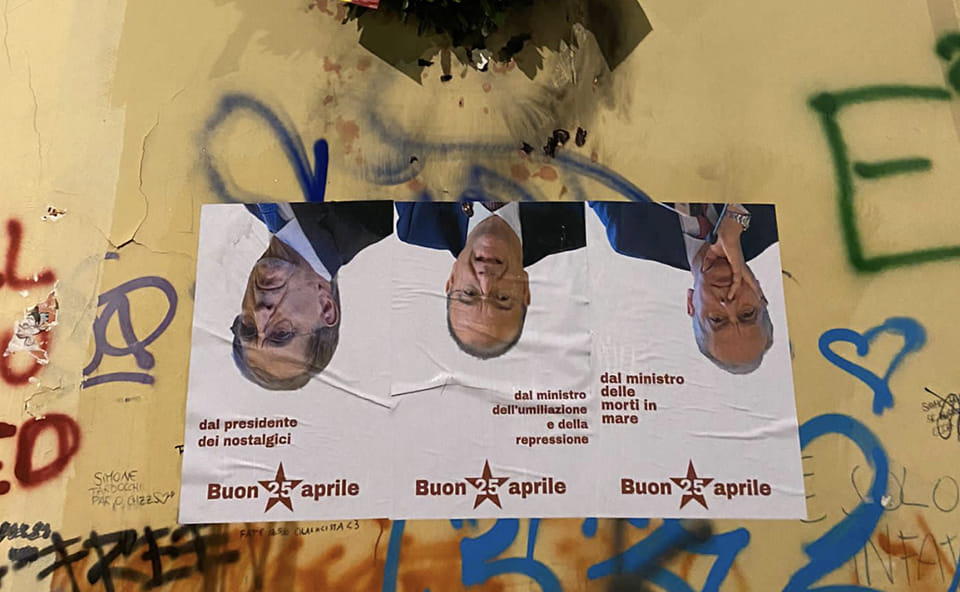 Napoli, esponenti di Governo “appesi” simbolicamente a testa in giù: la Politica condanni trasversalmente questi delinquenti!