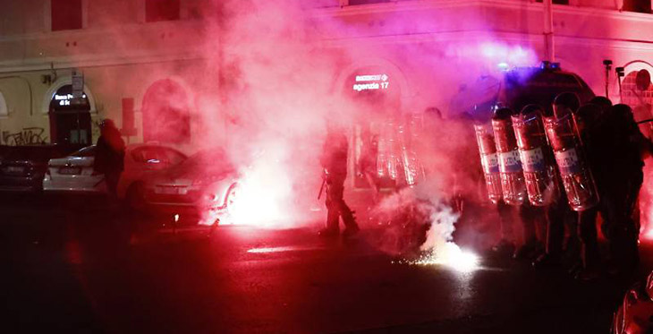 Roma, bombe carta contro le Forze dell’Ordine nel corso del corteo per Ramy. Otto agenti feriti, di cui uno al volto