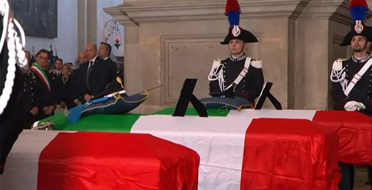 “L’unico tricolore che ci piace è quello sulle vostre bare”, parole gravissime contro le Forze dell’Ordine e contro il simbolo della Nazione